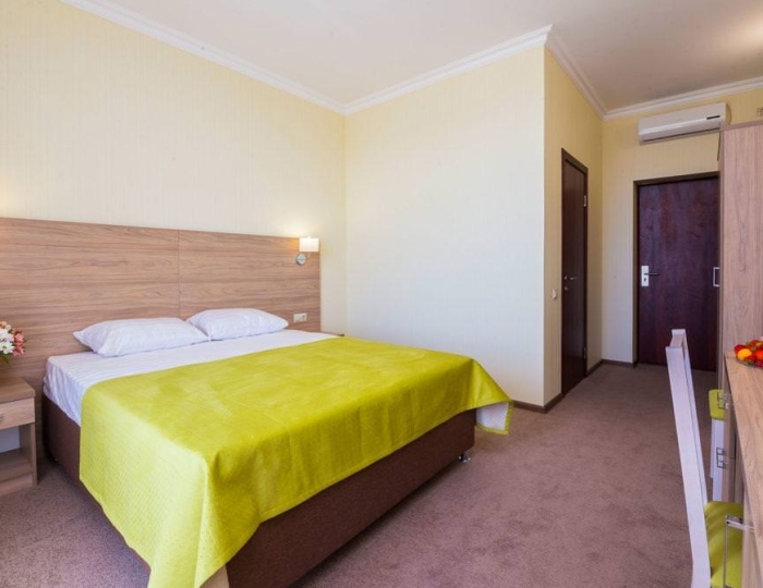 Семейный с двухспальной кроватью (с завтраком) - Отель «Золотой якорь» Гудаута