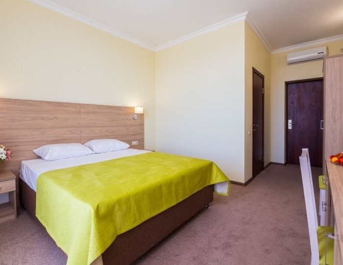 Семейный с двухспальной кроватью (с завтраком) - Отель «Золотой якорь» Гудаута